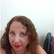 Docente di psicologia impartisce lezioni a studenti delle superiori